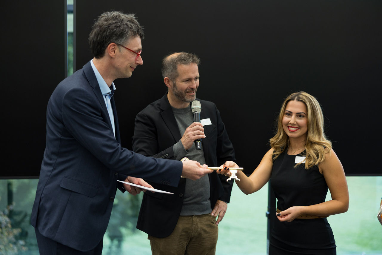 Schlüsselübergabe durch den Architekten Stefan Scholz an Geschäftsstellenleiterin Sezen Funke. 