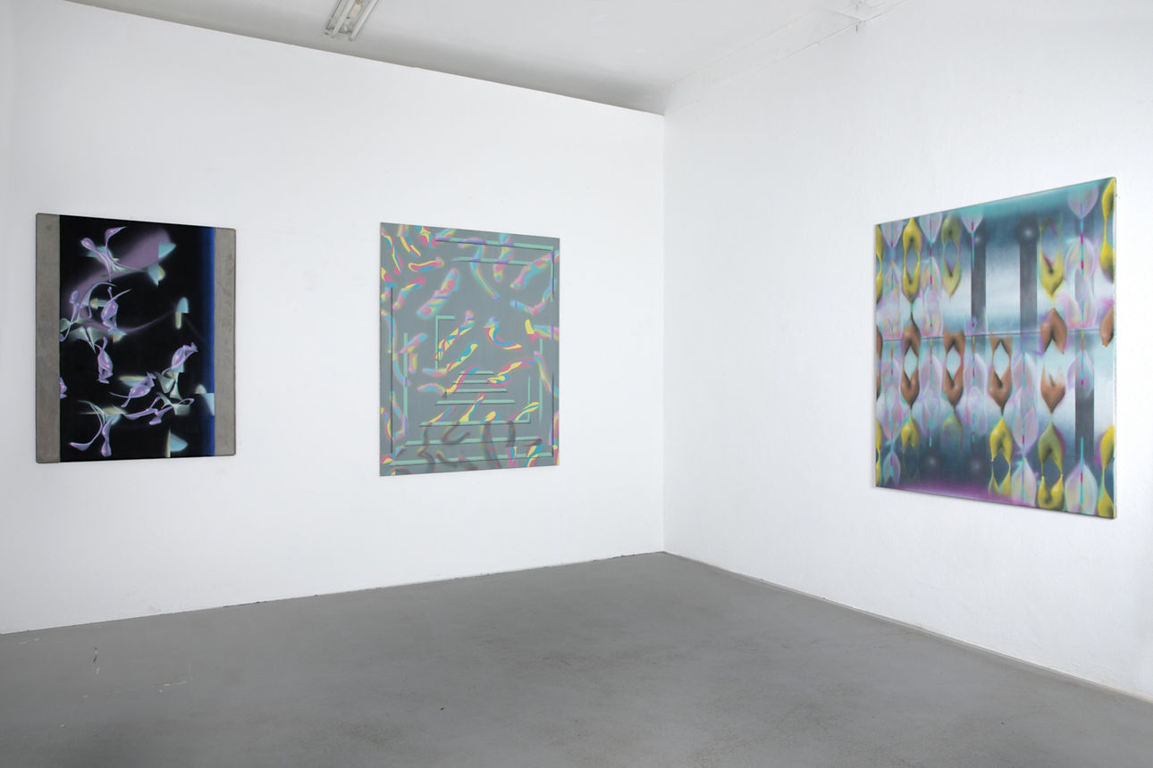 Vernissage - Ausstellungsraum mit verschiedenen Bildern an der Wand