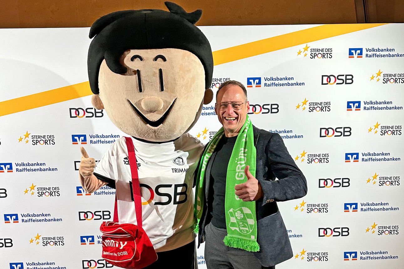 Enrico Rothe mit Trimmy dem Maskottchen vom DOSB