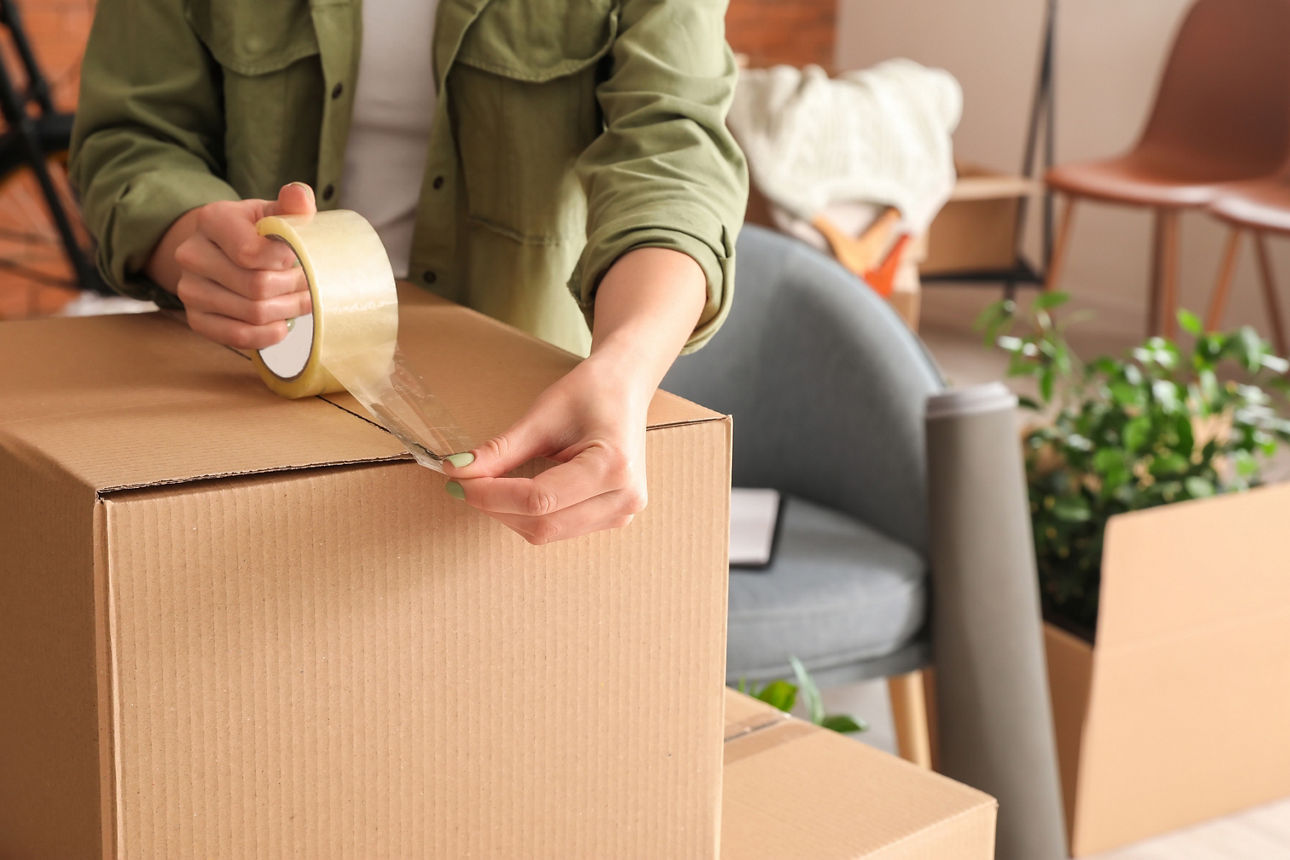 Person packt einen Umzugskarton