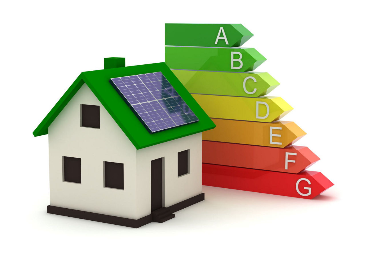 Haus mit Solarpanel auf dem Dach vor einer farbigen Energieeffizienzskala von A (grün) bis G (rot)