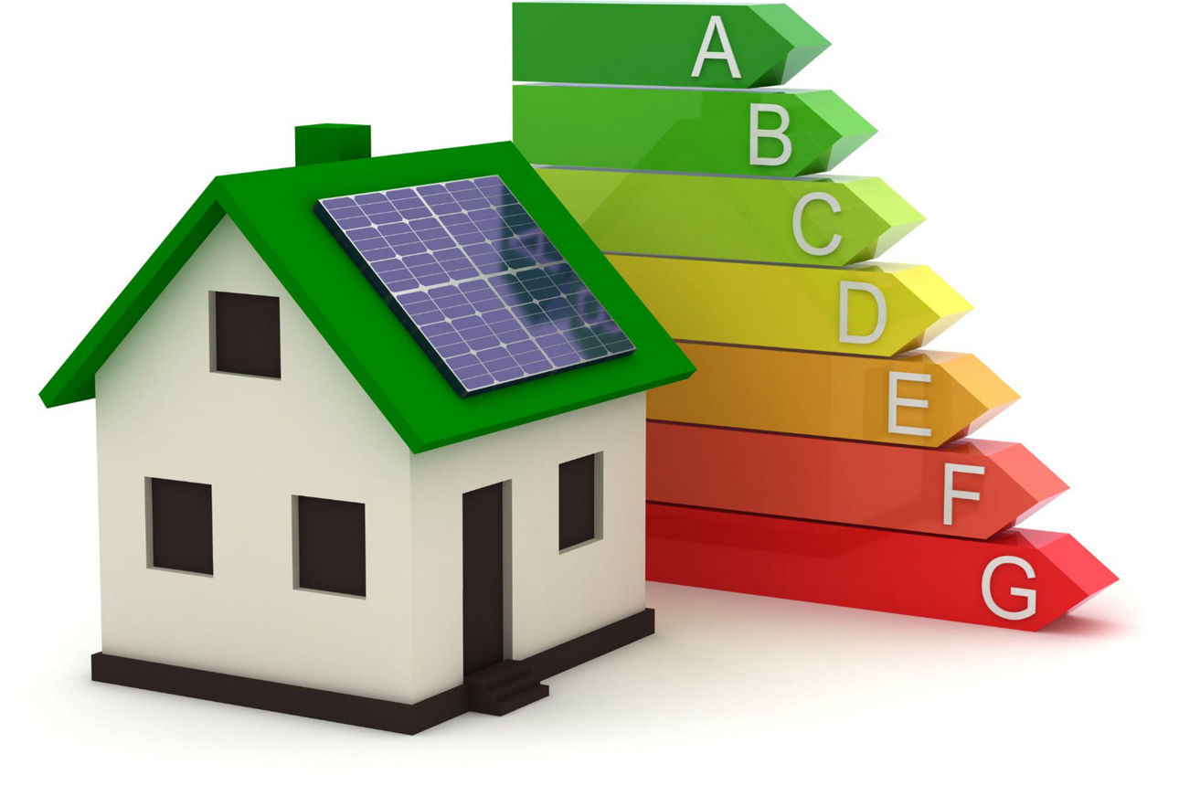 Haus mit Solarpanel auf dem Dach vor einer farbigen Energieeffizienzskala von A (grün) bis G (rot)