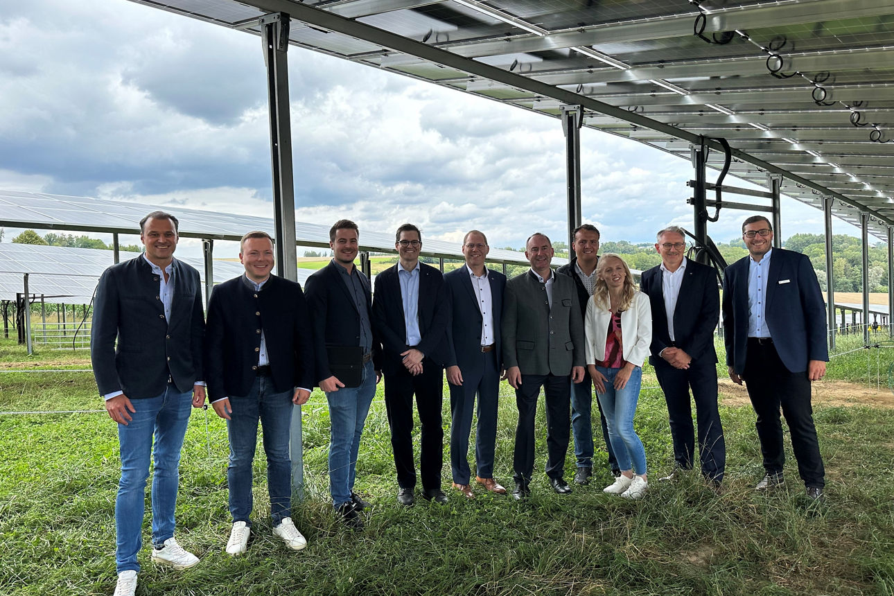 Gruppenbild zur Einweihungsfeier Brandl PV-Anlagen
