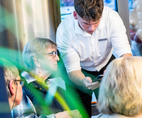 Bankberater mit Kunden