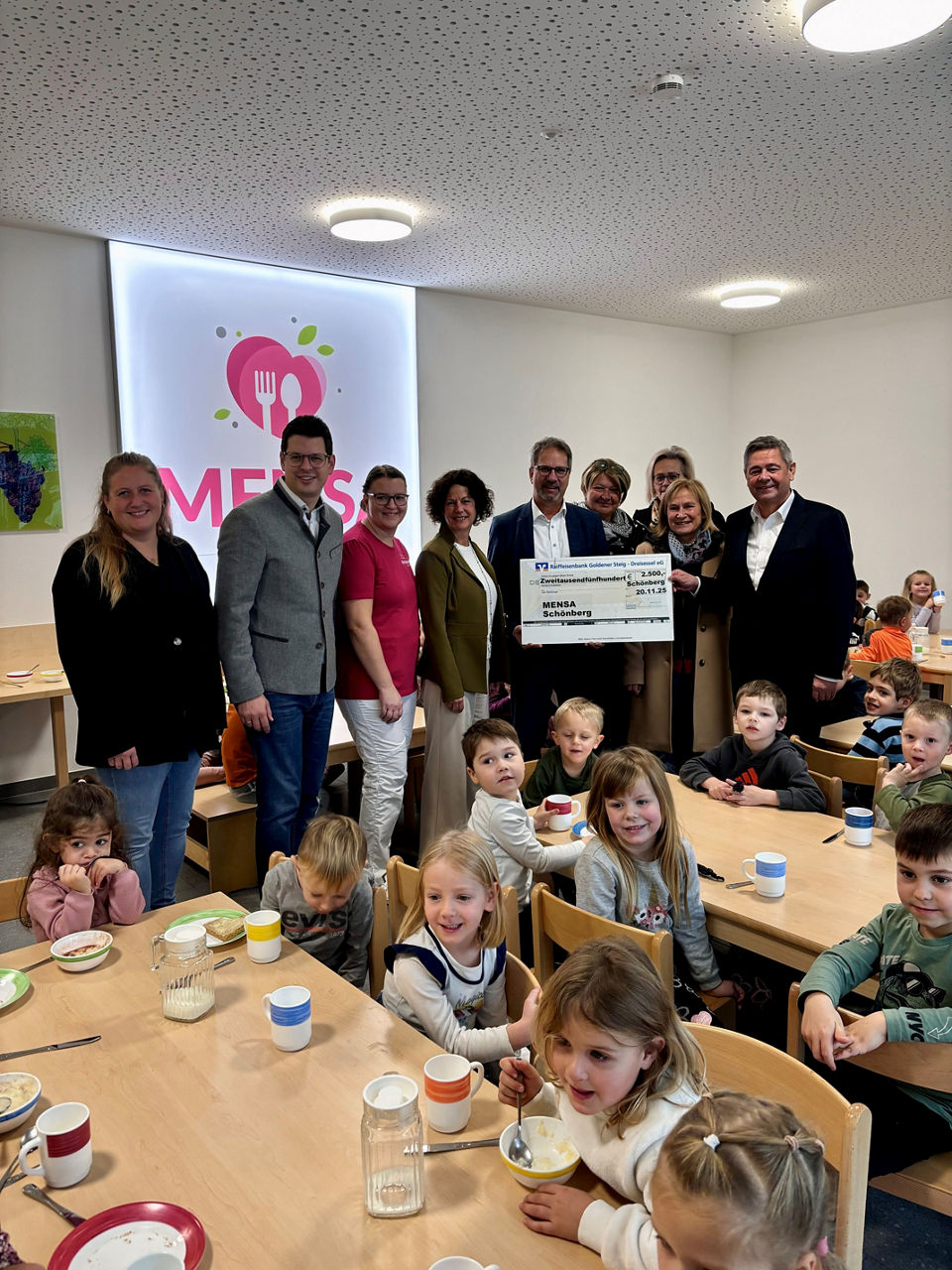 Scheckübergabe in der Mensa Schönberg