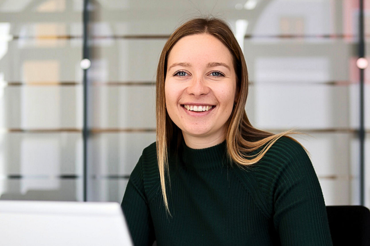 Junge Frau in einem Besprechungsraum