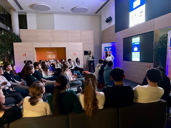 Cora Dücker von YoungFinance stellt die VR Banking App vor