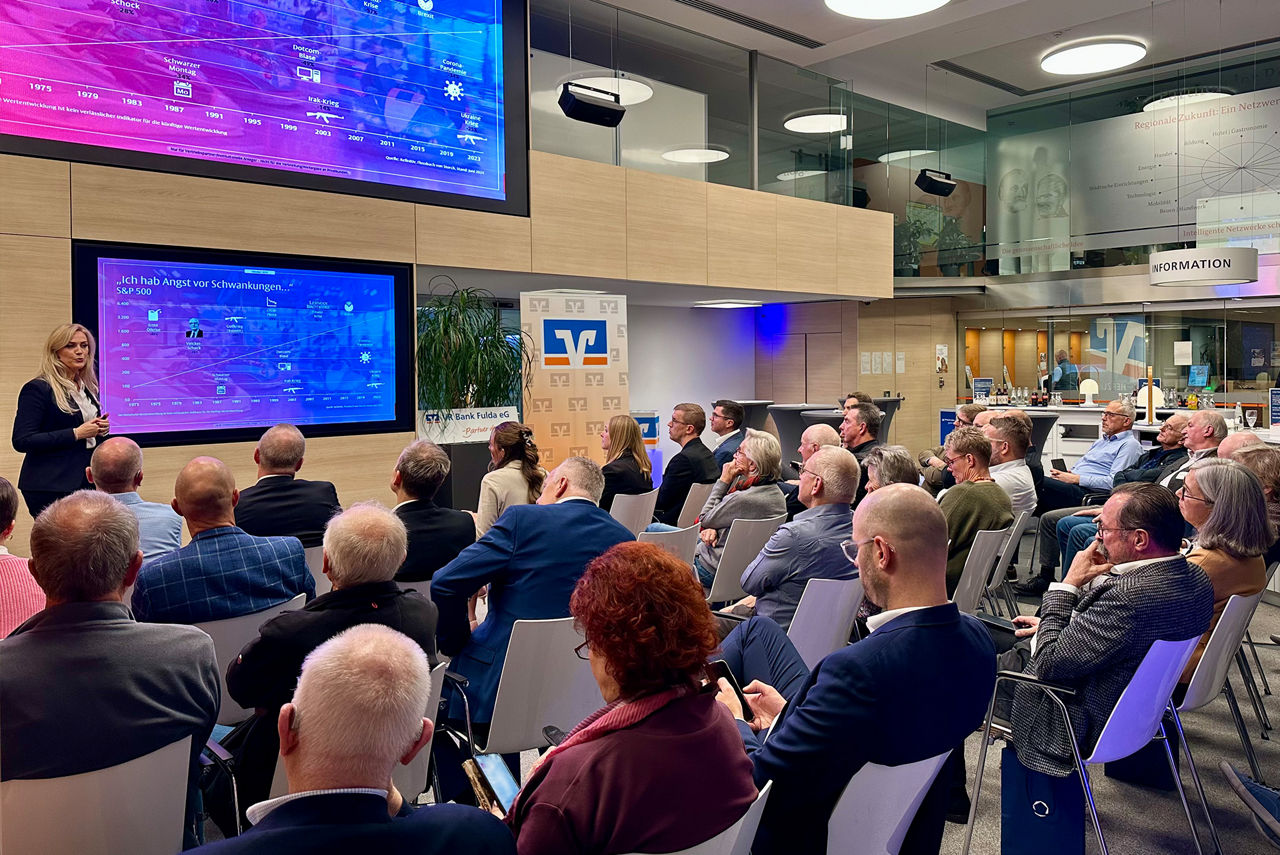 Zeigt Halime Dzeladini beim Präsentieren in der FinanzLounge der VR Bank Fulda