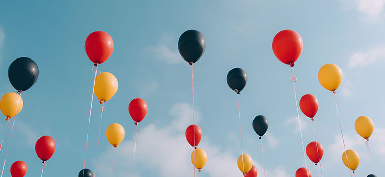 3. Oktober Luftballons Schwarz Rot Gold vor blauem Himmel