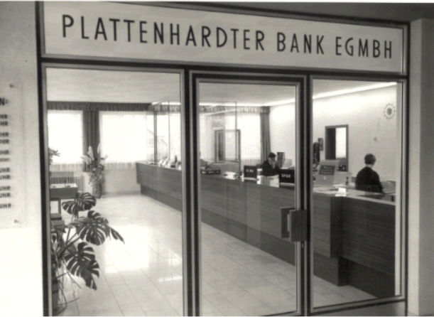 Eine Schwarz-Weiß-Fotografie der Plattenhardter Bank EGMbH
