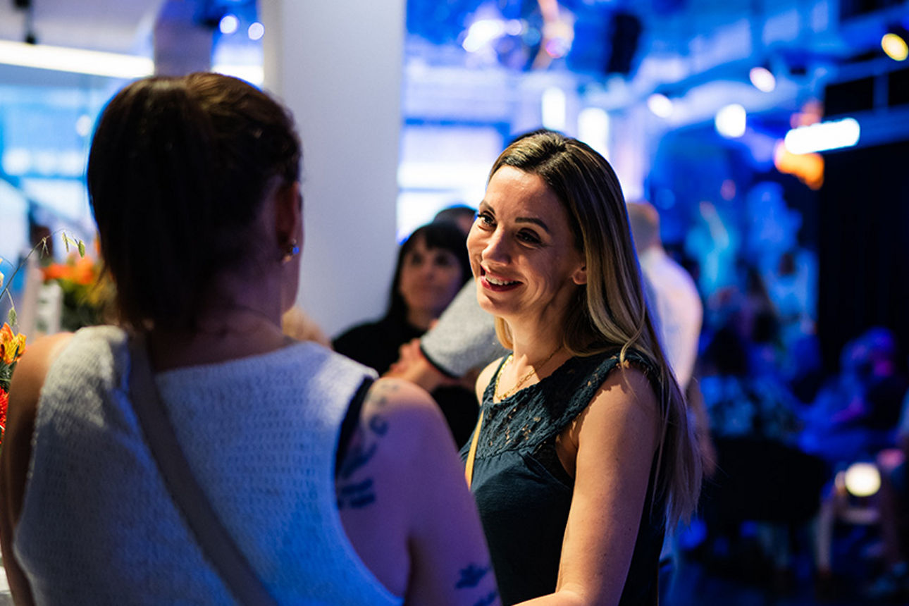Menschengruppe bei einem Event in der VR-Bar