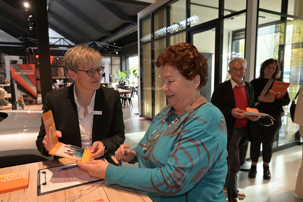 Die Gewinnerin schaut glücklich auf ein Erinnerungsfoto