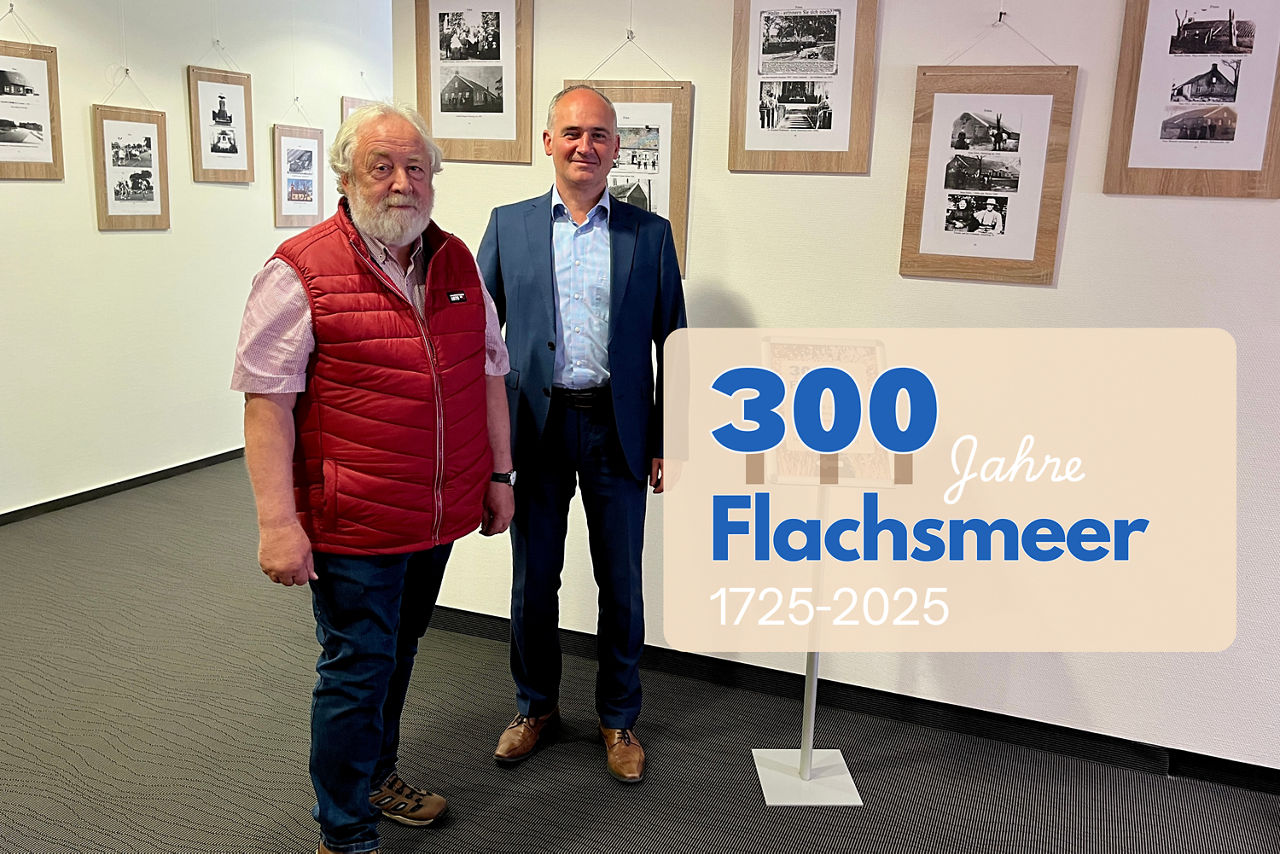 Menschen stehen vor einer Ausstellung