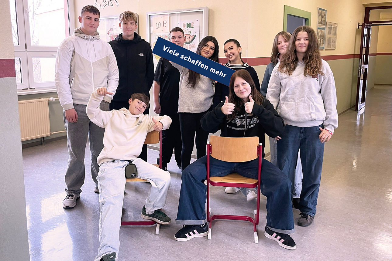 Vertreter halten Abstimmungskarten in die Luft