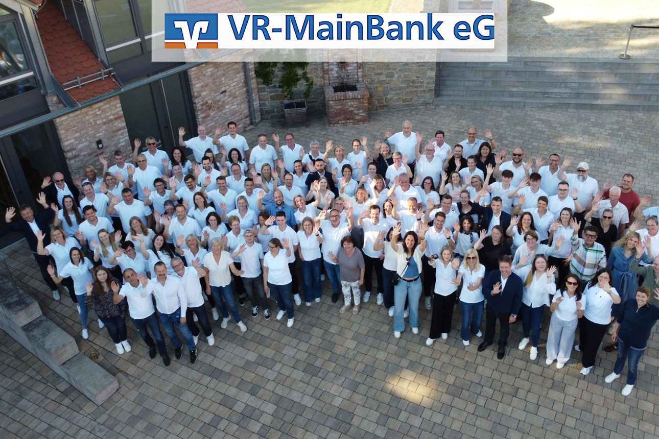 Ein Gruppenfoto der Angestellten der VR-MainBank eG. 