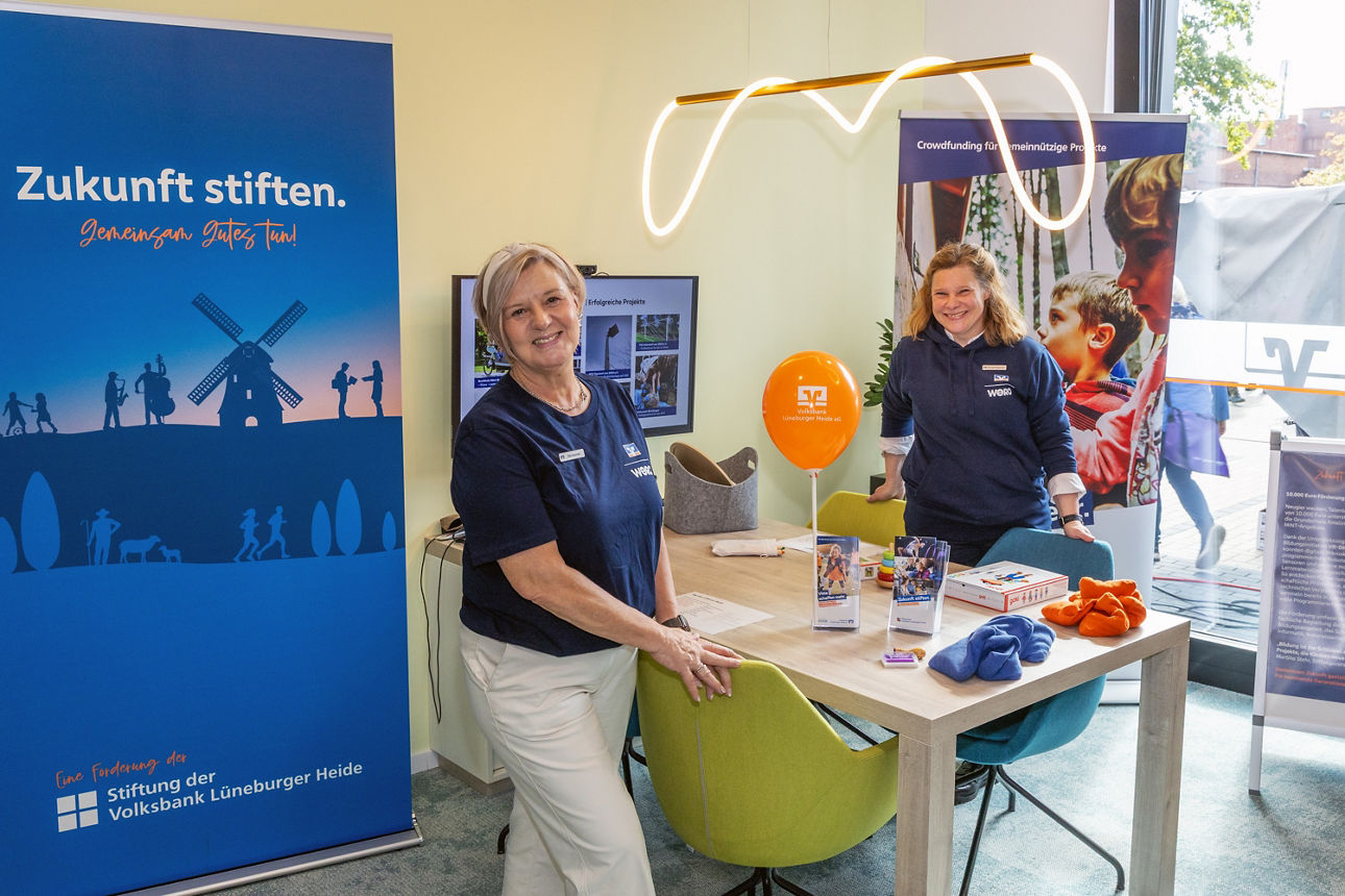 Zwei Mitarbeiterinnen an ihrer Erlebnisstation,man sieht ein Roll-up der VBLH-Stiftung,Luftballons und Cornhole-Maissäckchen