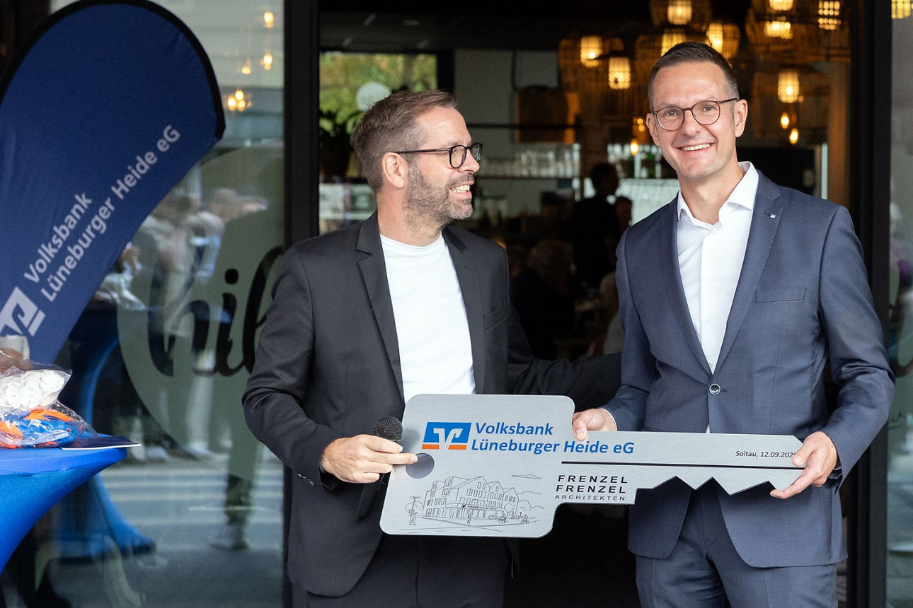 Architekt Christoph Frenzel übergibt den symbolischen Schlüssel aus Edelstahl an VBLH-Bereichsleiter Andre Pannier