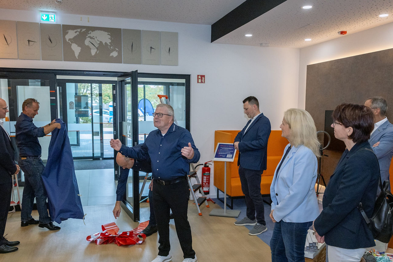 Die Weltzeituhr wurde gerade enthüllt, sie hängt über dem Hintereingang in der Schalterhalle im Erdgeschoss