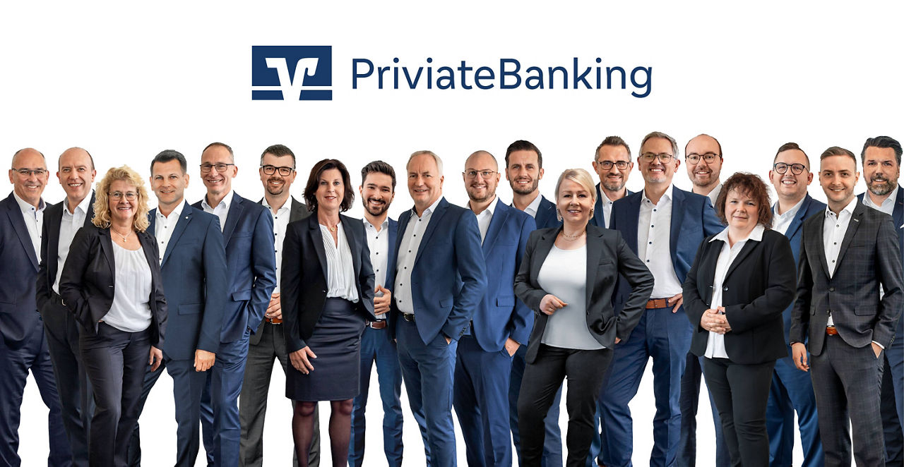 17 Personen des PrivateBanking-Teams stehen nebeneinander, freundlich lächelnd, in Businesskleidung vor weißem Hintergrund.