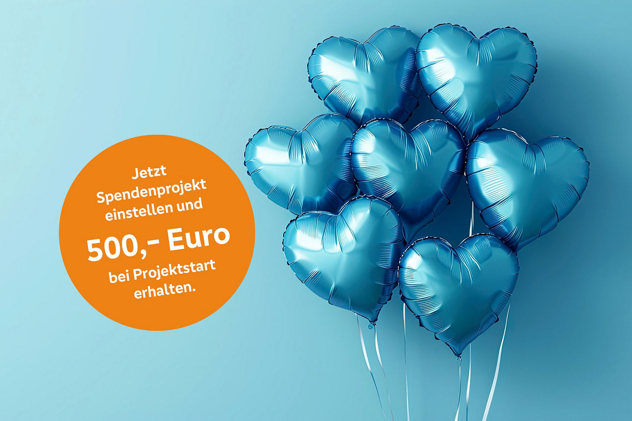 Blaue Heliumballons in Herzform vor blauer Wand