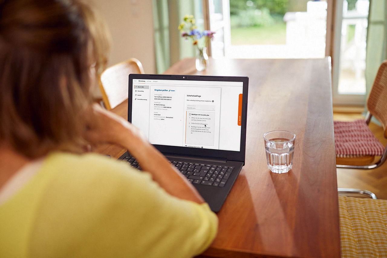 Eine Frau nutzt ihr Online-Banking am Notebook