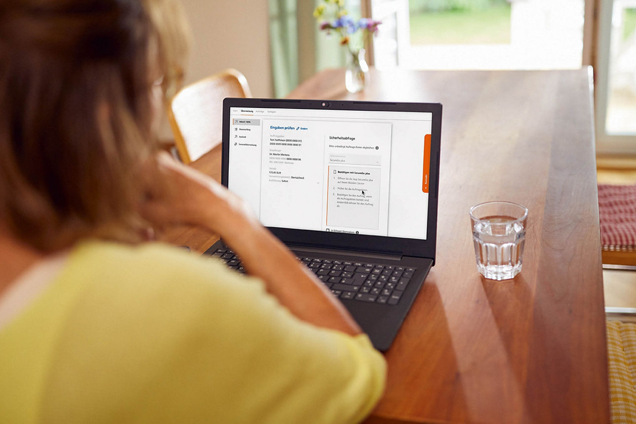 Eine Frau nutzt ihr Online-Banking am Notebook