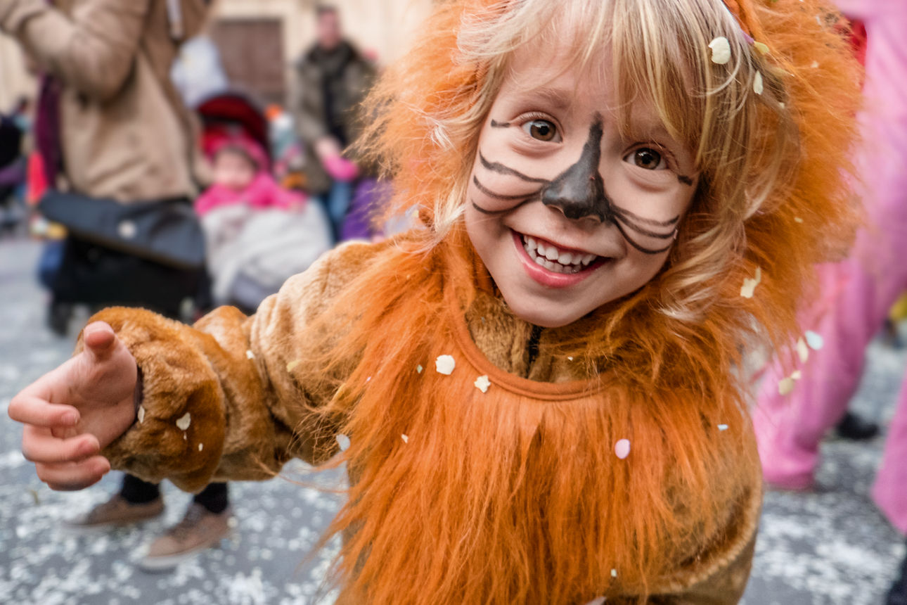 Kind als Löwe verkleidet