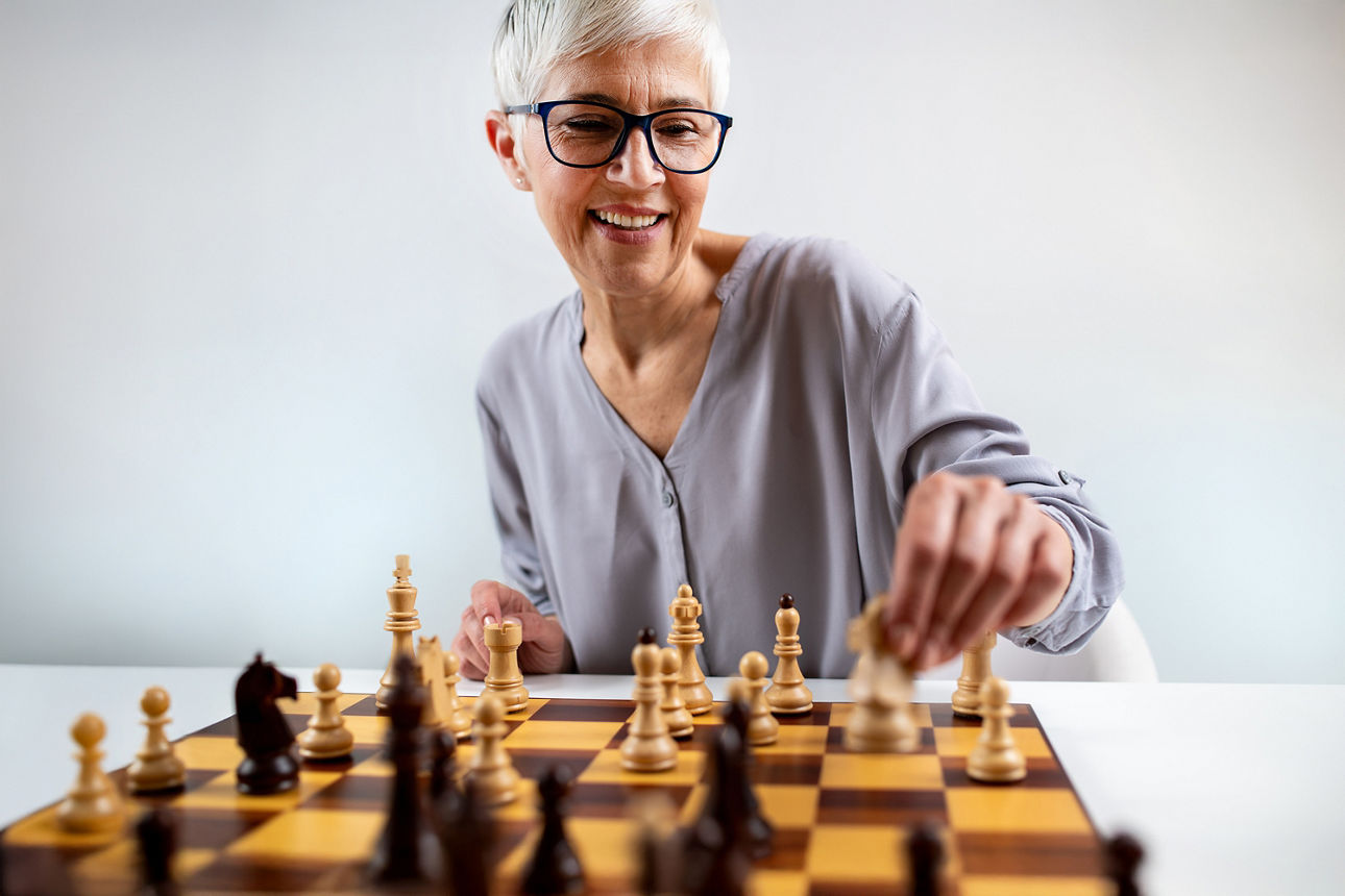 Frau beim Schachspielen