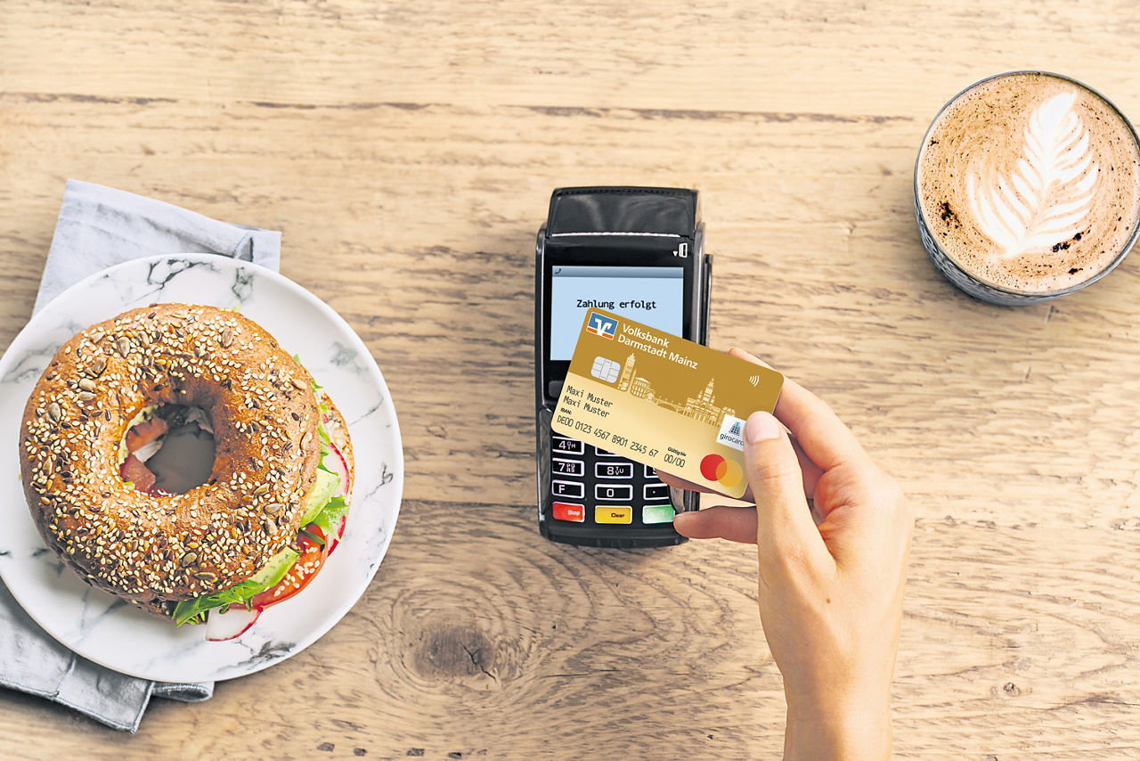 Ein Bagel und ein Kaffee werden kontaktlos mit der girocard bezahlt
