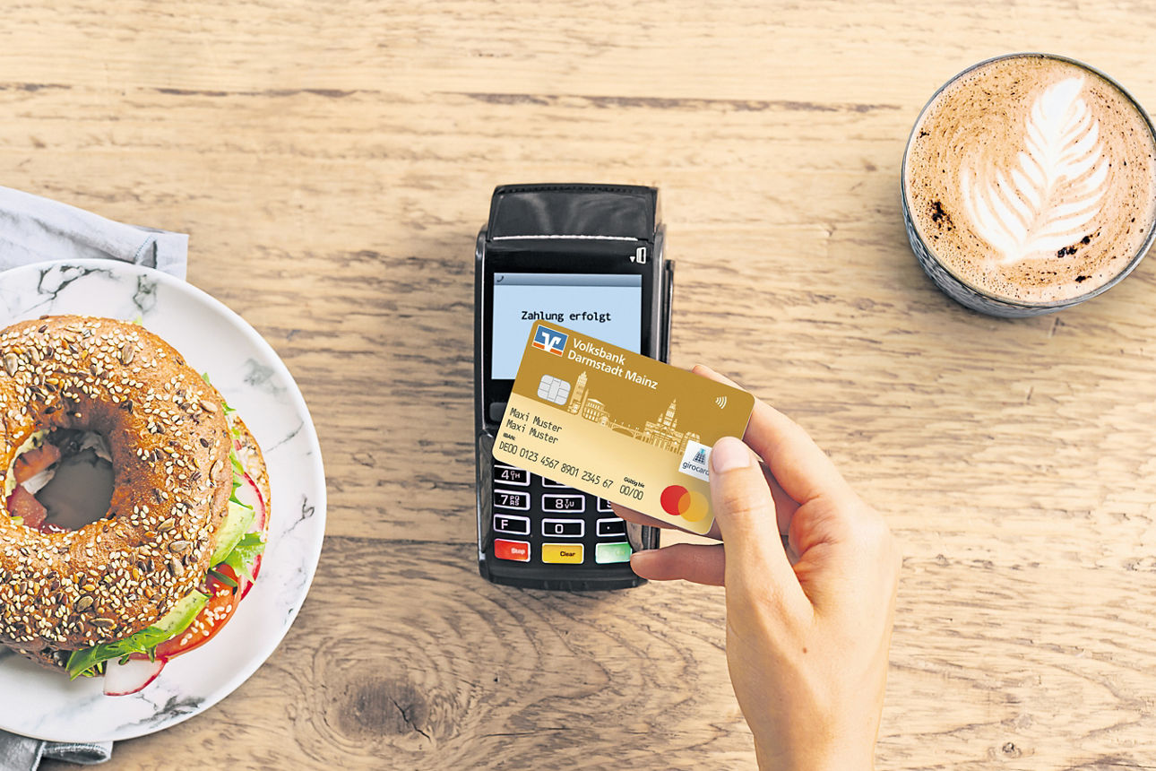 Ein Bagel und ein Kaffee werden kontaktlos mit der girocard bezahlt