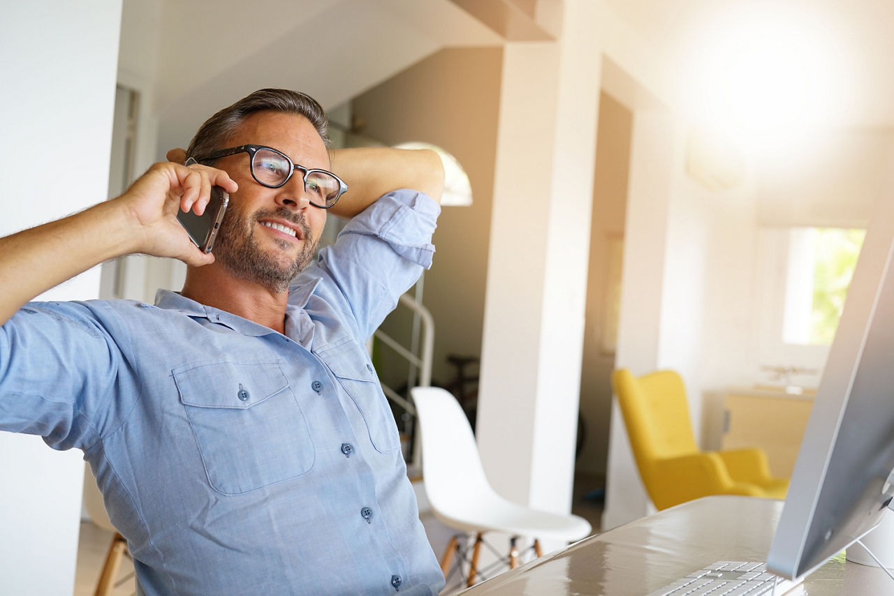 Mann mit Brille telefoniert mit dem Handy