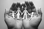 Zwei Hände halten eine Familie
