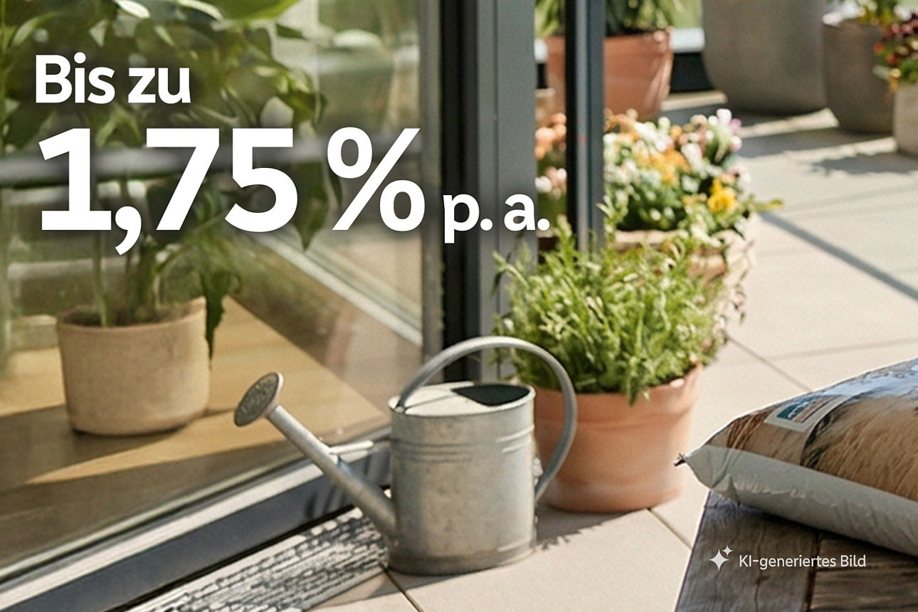 Balkon mit Pflanzen und einer Gießkanne und der Aufschrift "Zinsen bis zu 1,75 % p. a. "