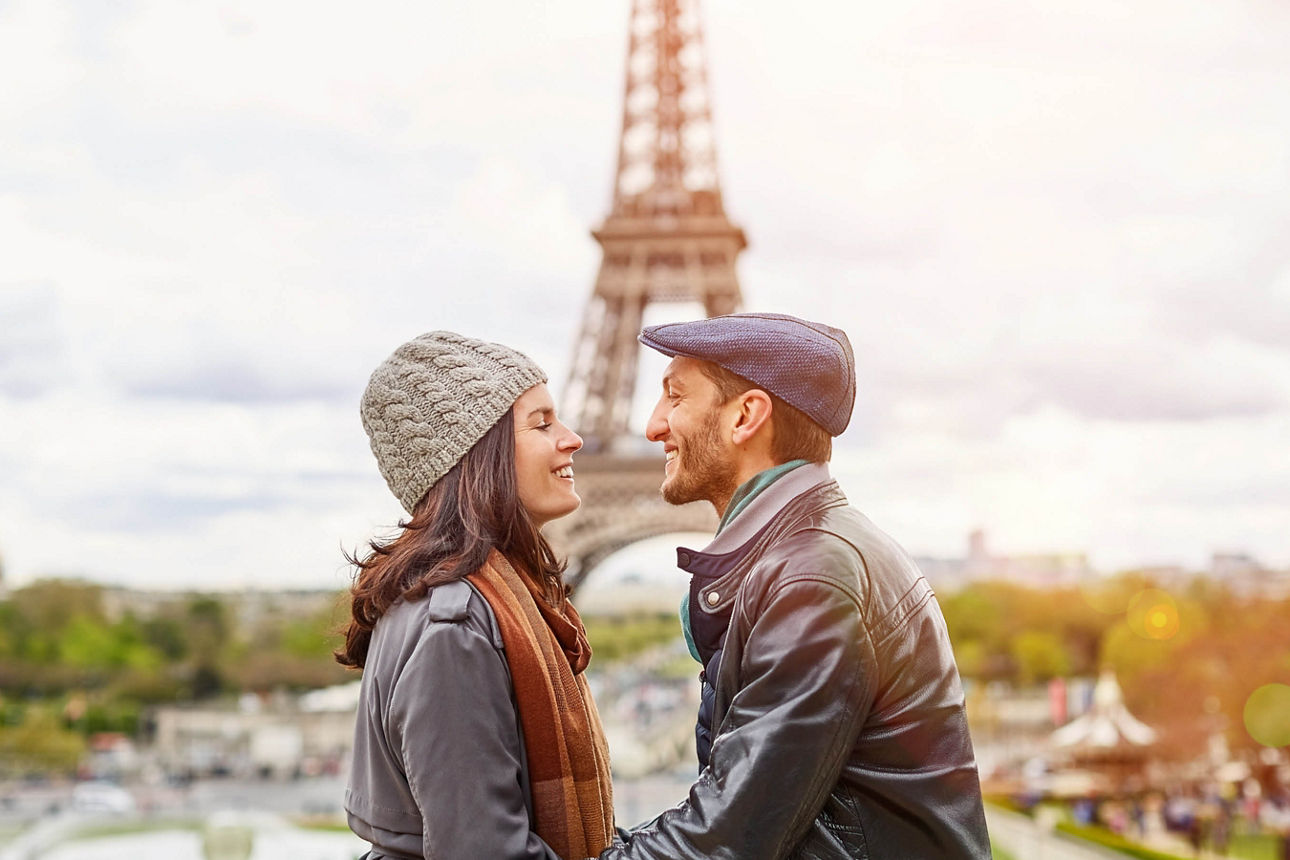 Paar vor Eilelturm in Paris
