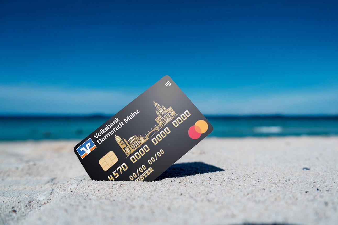 GoldCard steckt im Sand am Meer