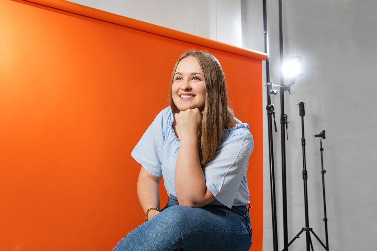 Auszubildende beim Videodreh vor einer Leinwand