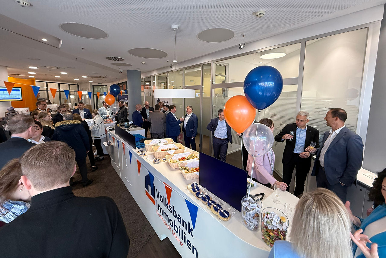 Mehrere Personen bei der Eröffnung des Immobilien- und Baufinanzierungsbüro im City Center Darmstadt