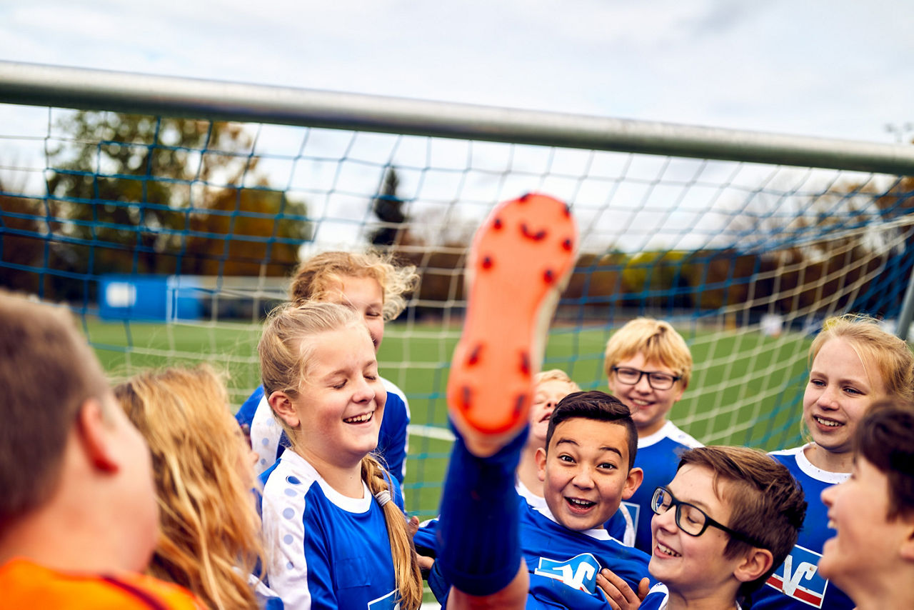 Mehrere Kinder stehen in einem Fußballtor
