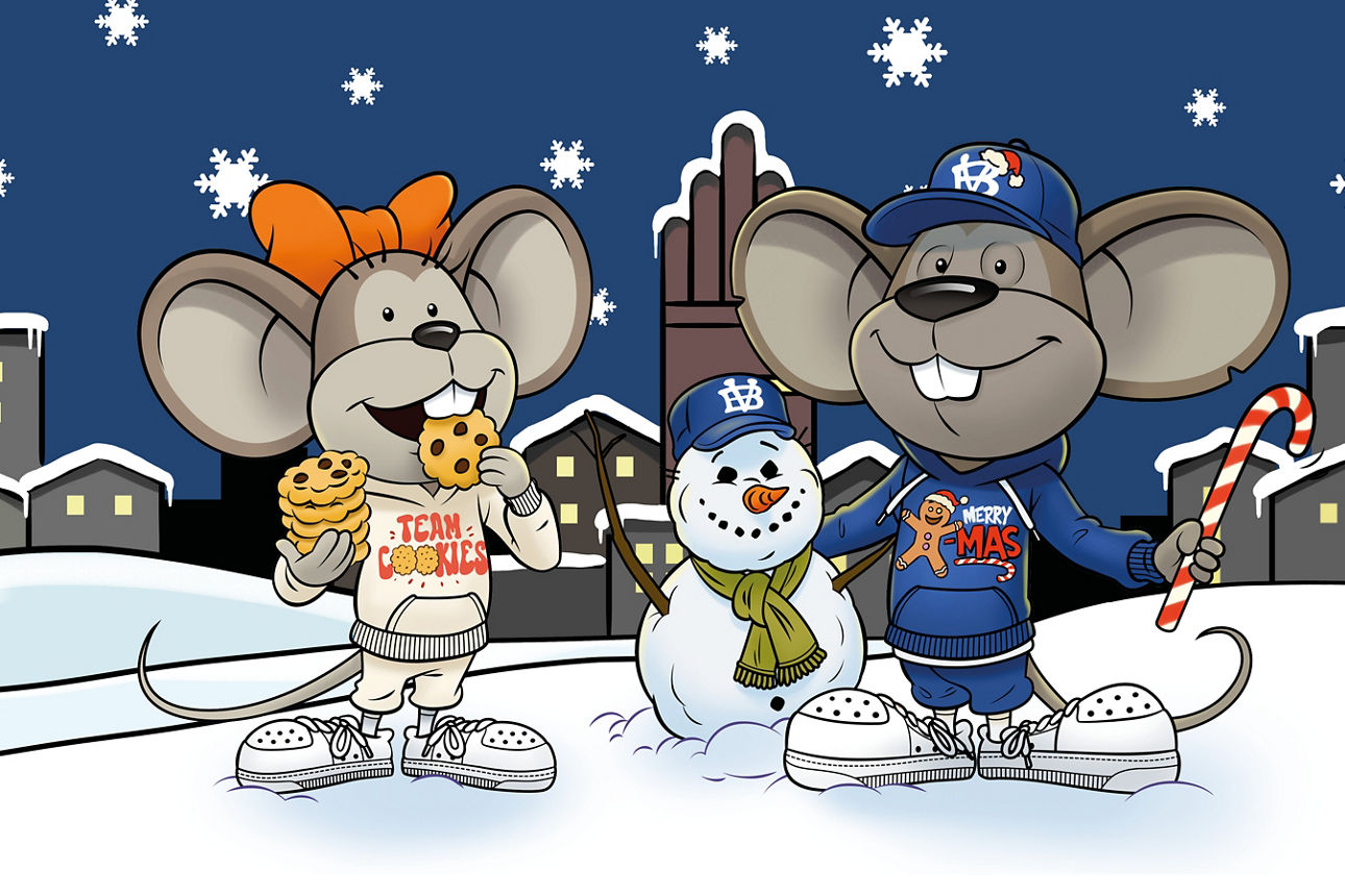 Hanni und Manni stehen mit einem Schneemann im Schnee