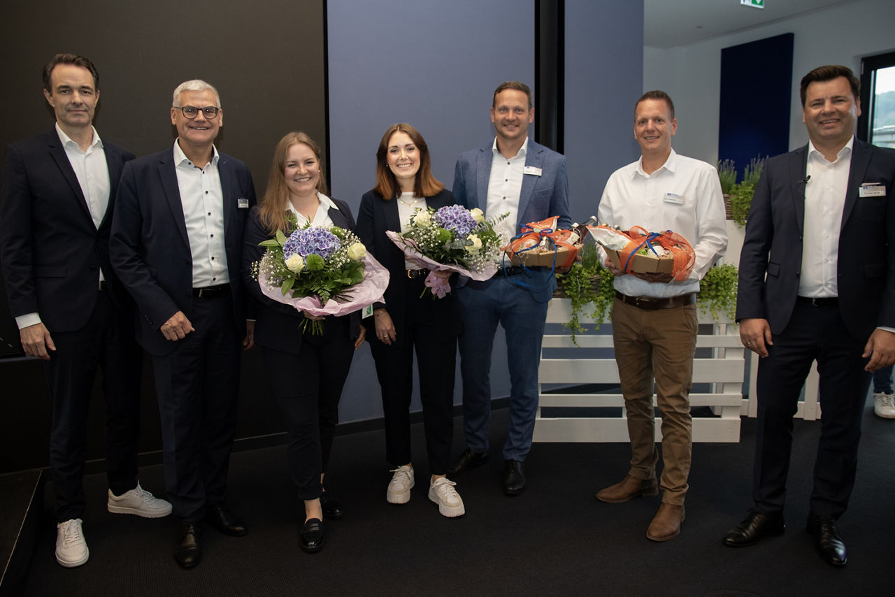 Gruppenfoto beim Unternehmerbrunch der VR Bank: Vorstände, Nachhaltigkeitsexpertinnen und Referenten freuen sich über die gelungene Premiere.