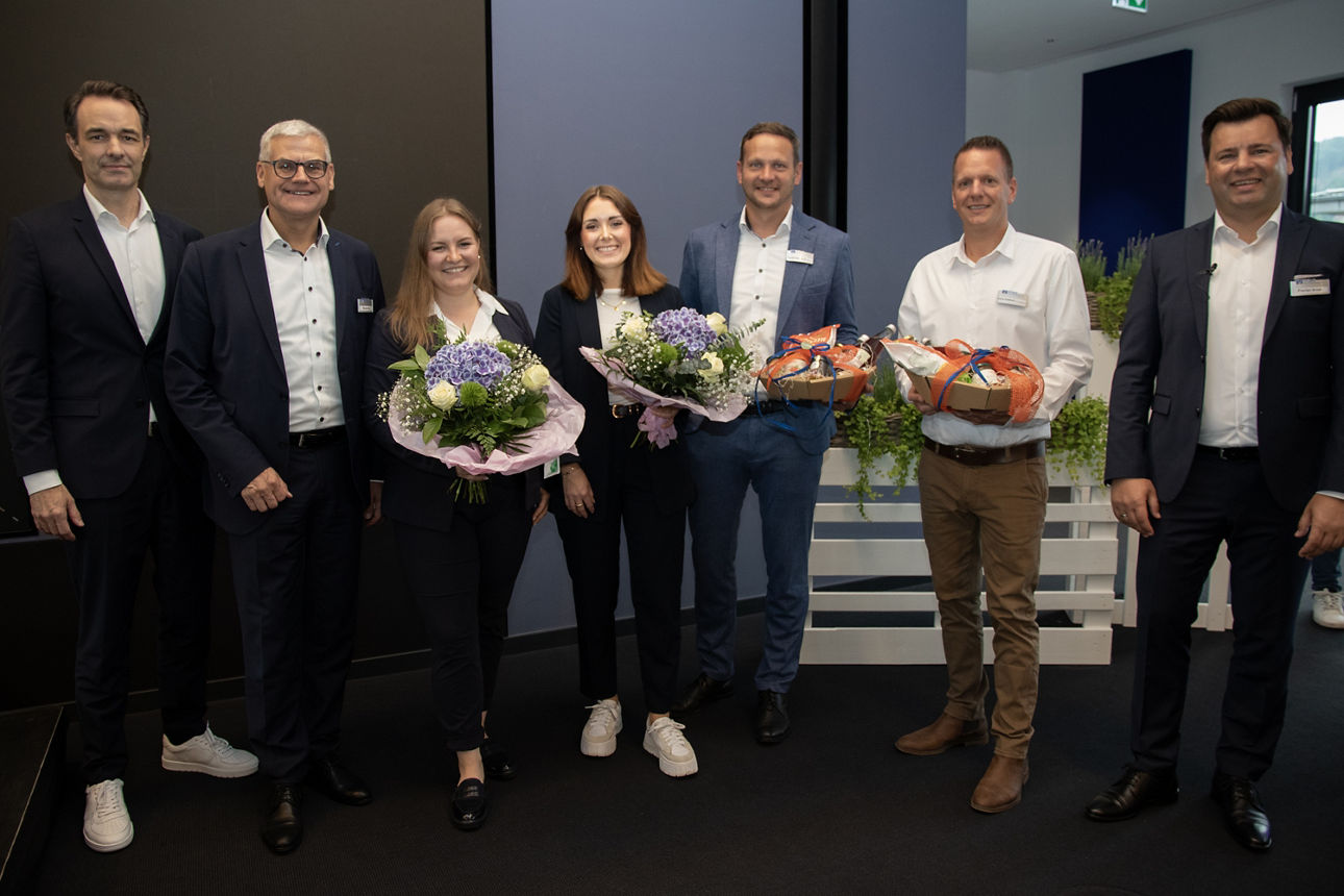 Gruppenfoto beim Unternehmerbrunch der VR Bank: Vorstände, Nachhaltigkeitsexpertinnen und Referenten freuen sich über die gelungene Premiere.
