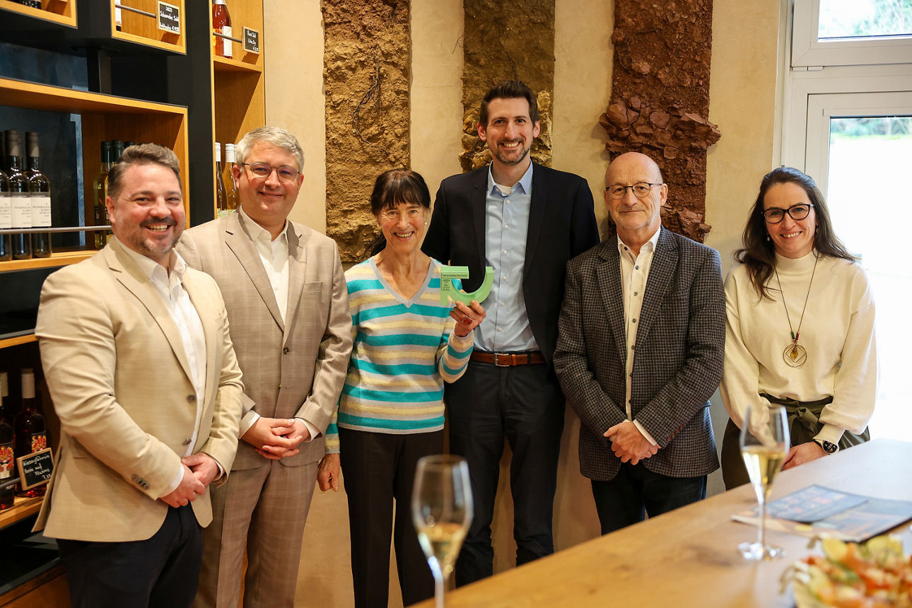 Mitarbeiter der Wein- und Sektkellerei Jakob Gerhardt und Mitarbeiter der Volksbank Darmstadt Mainz auf einem Gruppenfoto