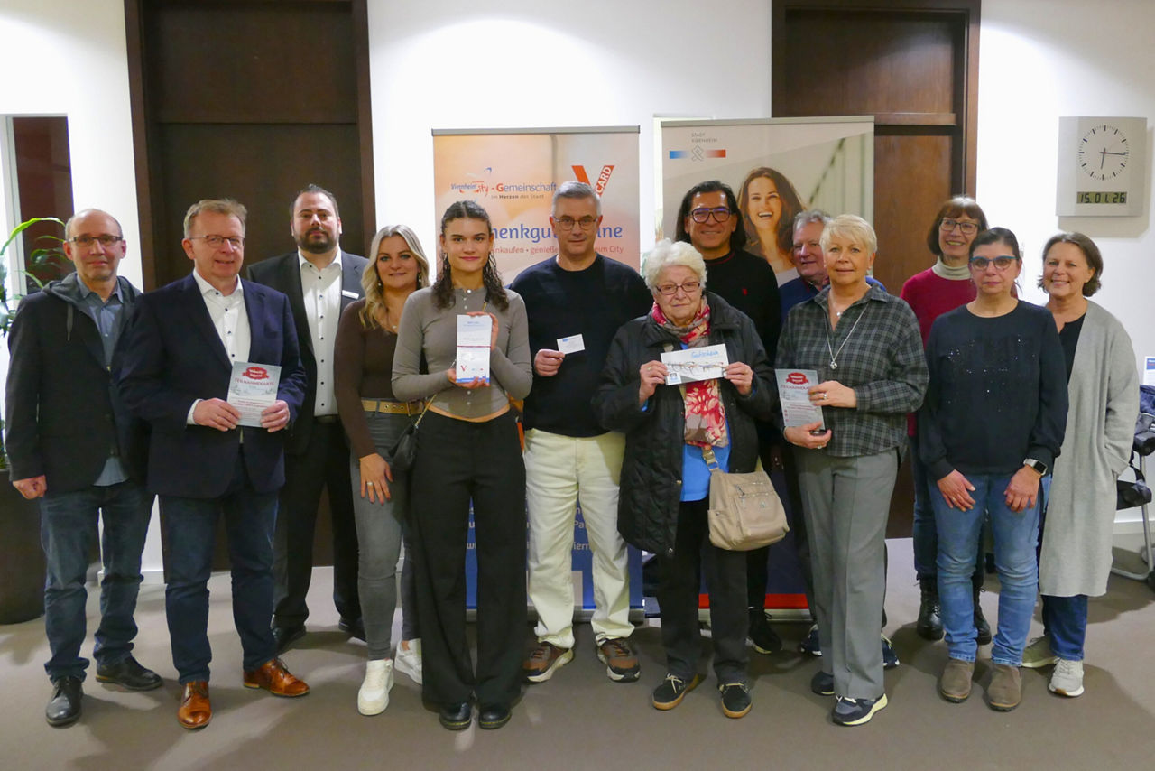 Gruppenfoto von der 16. Preisverleihung zum Weihnachtsgewinnspiel