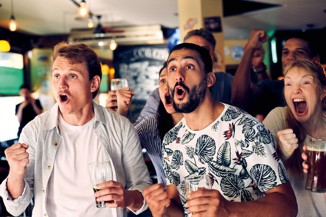 Eine Gruppe junger Menschen in einer Bar