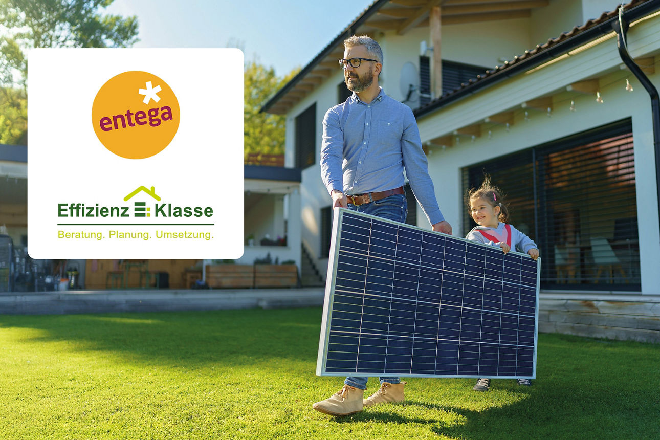 Mann mit Kind trägt ein Solar-Panel mit Logo der entega und Effizienz:Klasse