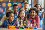 Viele Kinder stehen an einem Tisch mit vielen bunten Glaskolben