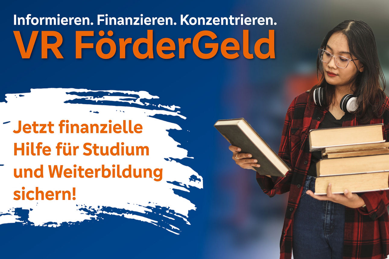 Eine junge Frau trägt einen Stapel Bücher in der Hand und schaut sich eines davon genauer an. 