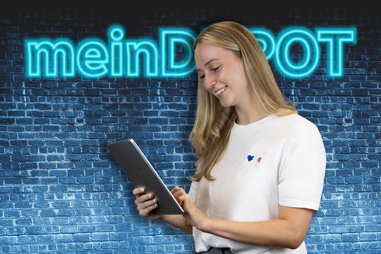 Junge Frau schaut auf ein Tablet, im Hintergrund leuchtender Schriftzug ‚meinDEPOT‘ auf blauer Ziegelwand.