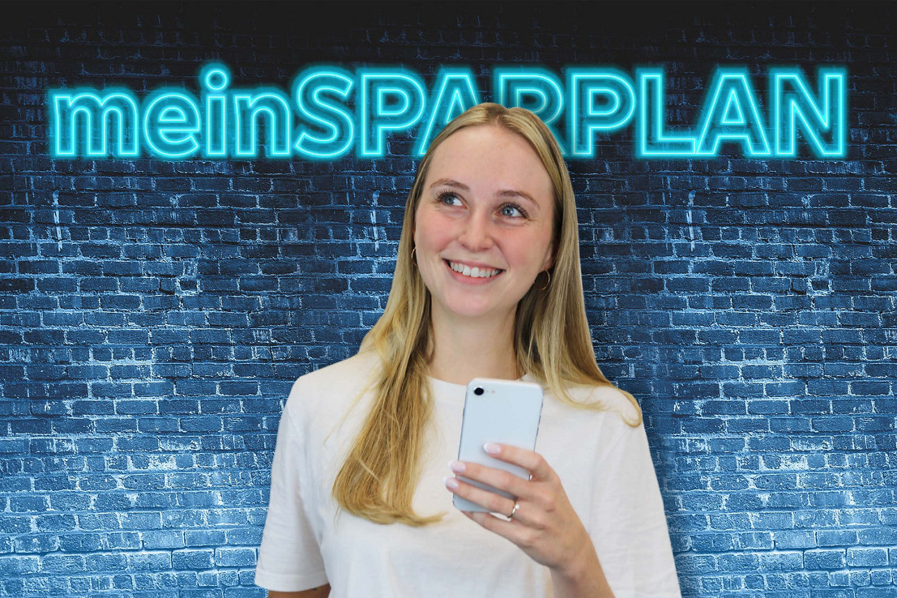 Junge Frau hält Smartphone in der Hand und schaut nach oben, im Hintergrund leuchtender Schriftzug ‚meinSPARPLAN‘ auf blauer Ziegelwand.