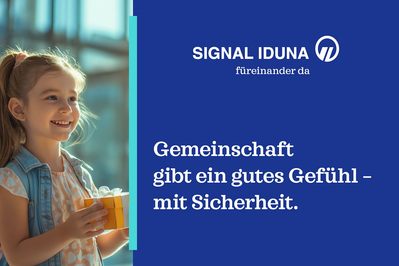 Ein kleines Mädchen mit einem Geschenk in der Hand